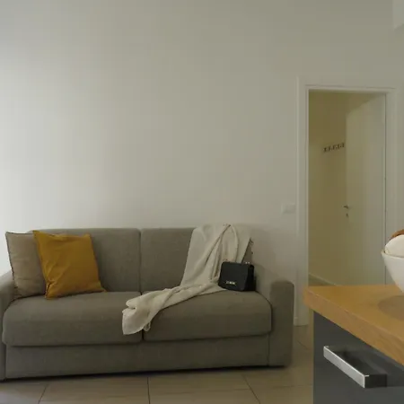 Apartment 8 Colonne