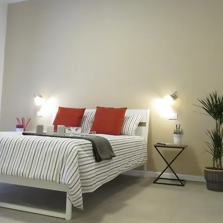 Apartment 8 Colonne